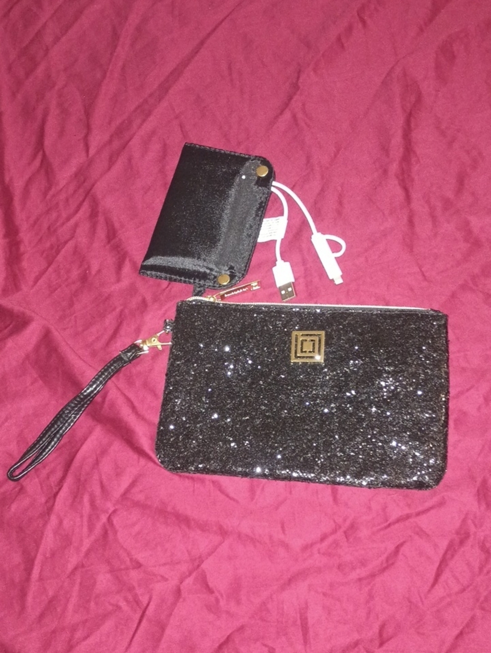 Liz Claiborne Black Sequin Wristlet USB Pouch Charger Gold Accents NWOT Sparkles